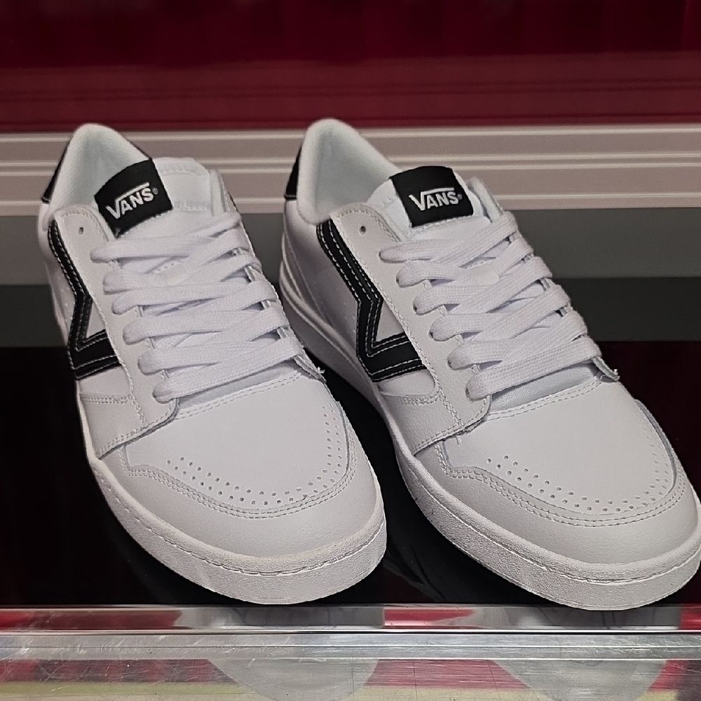 Vans Lowland 2.0 White Black Men’s 11 Women’s 12.5 New With Box